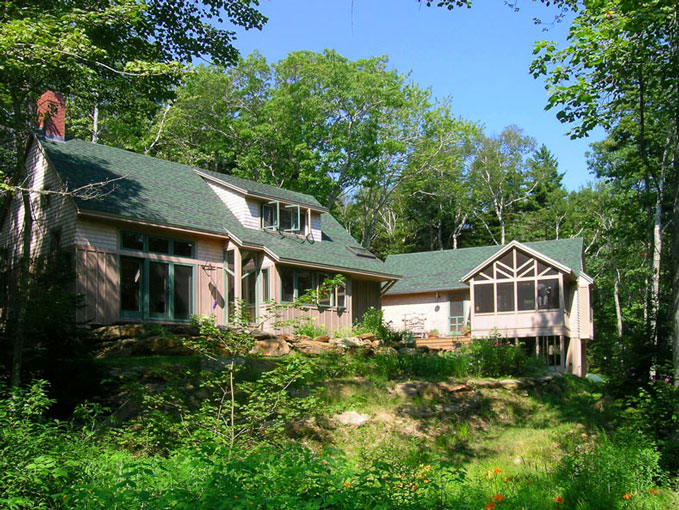 Maine-Cottage-in-Summer